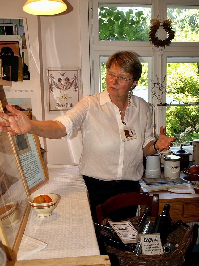 Eva Eberwein bei der Führung: In dieser Küche kochte Mia Hesse frisch für Mann und Kinder – vegetarisch war Trumpf zu Zeiten der ...