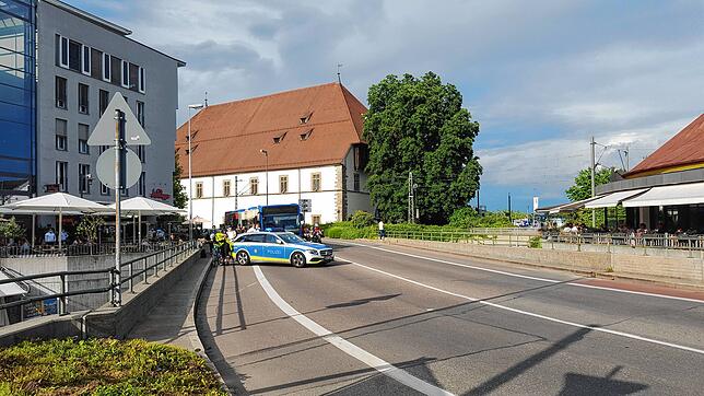 Nichts geht mehr: Die Polizei sperrt am Donnerstag ab 18 Uhr den Bahnhofsbereich wegen einer Bombendrohung ab.