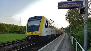 Ein Regionalexpress passiert die Station Schwörstadt.