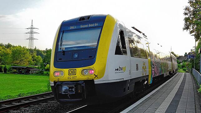 Ein Interregio-Express am Bahnhaltepunkt in Schwörstadt (Archivbild). Ein Zug dieser Baureihe ist bei Stralsund gesichtet worden.