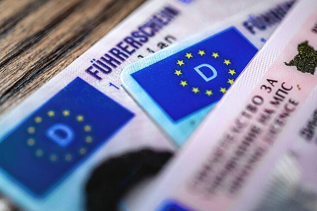 In Deutschland erhält man den Führerschein direkt im Anschluss an die Fahrprüfung.