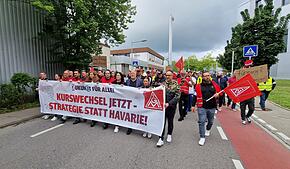 Die ZF-Beschäftigten bei ihrem Protestzug in Friedrichshafen am Dienstagvormittag.