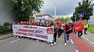 Die ZF-Beschäftigten bei ihrem Protestzug in Friedrichshafen am Dienstagvormittag.