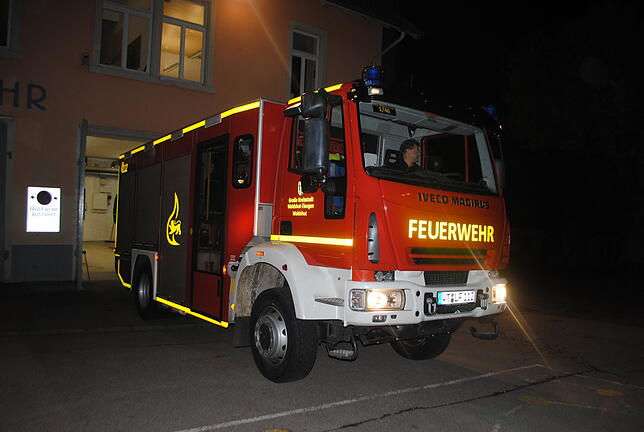 Ein Fahrzeug der Feuerwehr rückt aus dem Gerätehaus am Waldshuter Johannisplatz aus.