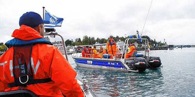 Bild 3: Übung macht den Meister! Deshalb begleiten THW-Boote die Autofähre zwischen Konstanz und Meersburg