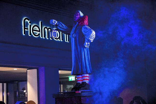 Bild 11: Endlich Fasnet: Glonkis stellen ihre Brunnenfigur auf und eröffnen die Fasnet