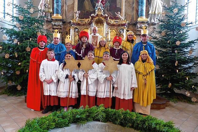 Die Sternsinger haben in Hürrlingen und Riedern den Segen in die Häuser gebracht. Nach dem Gottesdienst in der Pfarrkirche St. Leodegar ...