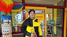 Timo Bächle vom Musikverein Schwerzen vor dem Wahllokal.
