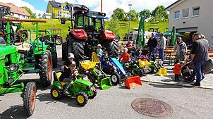 Bild : Die Plätze waren im Nu belegt – großes Gedränge beim Traktorenfest in Rotzingen