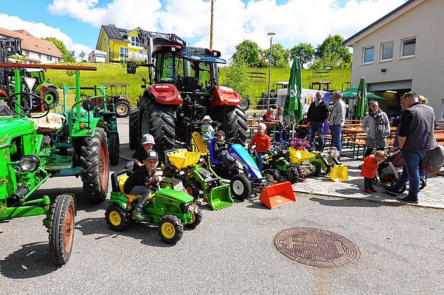 Bild 1: Die Plätze waren im Nu belegt – großes Gedränge beim Traktorenfest in Rotzingen