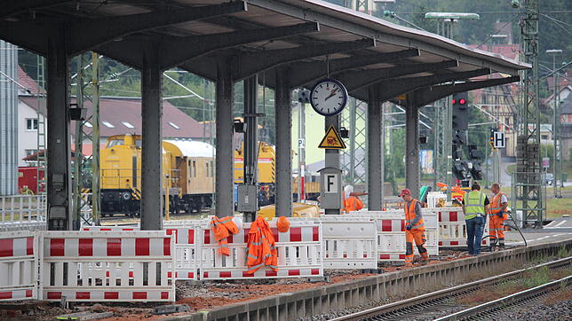Derzeit wird an den Stützpfosten des Donaueschinger Bahnhofs gearbeitet. Sie müssen freigelegt werden und bekommen einen neuen ...