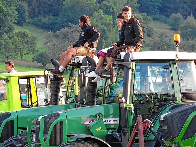 Logenplätze gibt es auf den Traktor-Dächern.