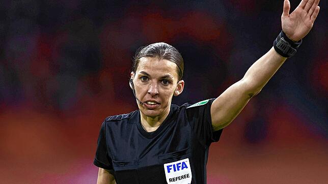 Erste Frau: Französin Stéphanie Frappart pfeift drittes deutsches WM-Spiel. Dies ist historisch, denn noch keine Frau davor pfiff ein ...