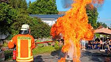 Eine hohe Stichflamme: Das ist die verheerende Folge, wenn man Wasser in heißes Fett kippt. Was als Schauübung für Staunen sorgt, kann ...