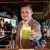 Timo Köhler ist Barchef in der „Lukullum Skybar“ in Friedrichshafen. In der Hand hält er eine alkoholfreie Variante eines Gin Basil Smash.