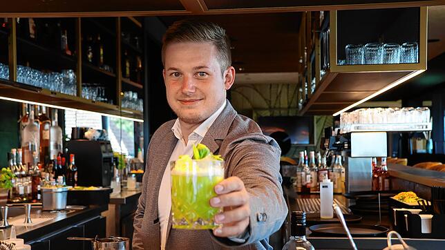 Timo Köhler ist Barchef in der „Lukullum Skybar“ in Friedrichshafen. In der Hand hält er eine alkoholfreie Variante eines Gin Basil Smash.