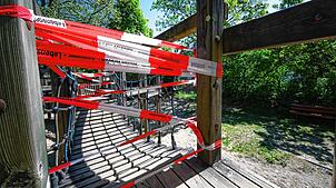 Wegen Brandschäden sind Teile des Spielplatzes in der Schlesierstraße von der Stadtverwaltung abgesperrt worden. Unbekannte haben hier ...