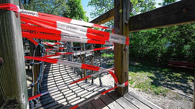 Wegen Brandschäden sind Teile des Spielplatzes in der Schlesierstraße von der Stadtverwaltung abgesperrt worden. Unbekannte haben hier ...