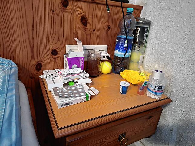 Medikamente auf dem Nachtisch von Oleg Kovalchuk. Darunter auch ein Ball für Handübungen.
