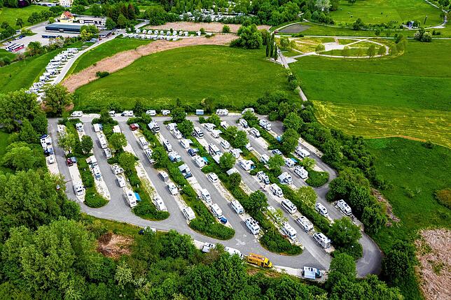 Der Reisemobilhafen in Bad Dürrheim, hier ein Luftbild vom Mai 2020, ist demnächst hoffentlich wieder voller Gäste, die dann auch die ...