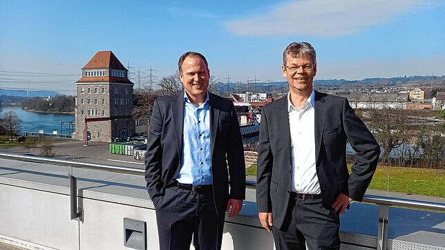 Jörg Reichert, Vorsitzender der Geschäftsleitung der Energiedienst Holding, und Klaus Müller, Leiter Finance and Services, vor dem ...
