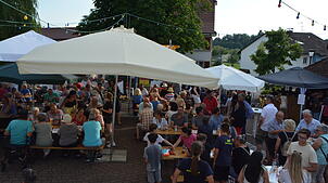 Trotz sommerlicher Hitze waren die Tische und Bänke auf dem Rathausplatz schon früh gut belegt. Bild: Lorna Komm