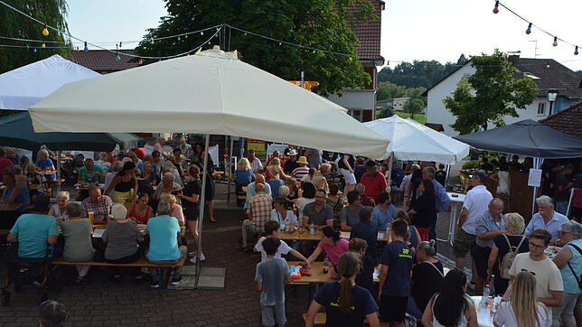 Trotz sommerlicher Hitze waren die Tische und Bänke auf dem Rathausplatz schon früh gut belegt. Bild: Lorna Komm