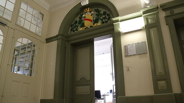 Vor dem Amtsgericht musste sich eine Geschäftsfrau verantworten. Sie soll 30.000 Euro staatliche Corona-Soforthilfe veruntreut haben.