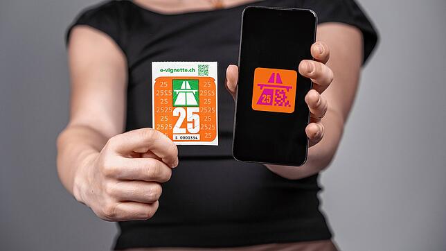 Orange steht für freie Fahrt auf Schweizer Autobahnen: die Vignette 2025.