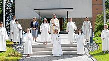 Die Kinder aus Sentenhart und Walbertsweiler beim Gruppenbild mit Pater Joseph Chovelikudiyil, den Ministranten und Gemeindereferentin ...