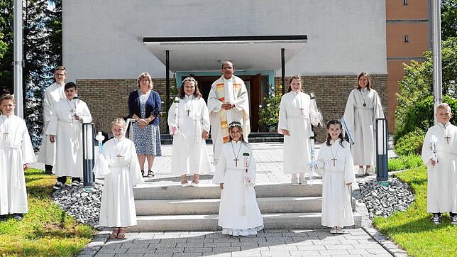 Die Kinder aus Sentenhart und Walbertsweiler beim Gruppenbild mit Pater Joseph Chovelikudiyil, den Ministranten und Gemeindereferentin ...