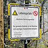 Im Waldgebiet beim ehemaligen Truppenübungsplatz weißt ein Schild auf die Gefahren hin, die in diesem Bereich im Boden liegen.