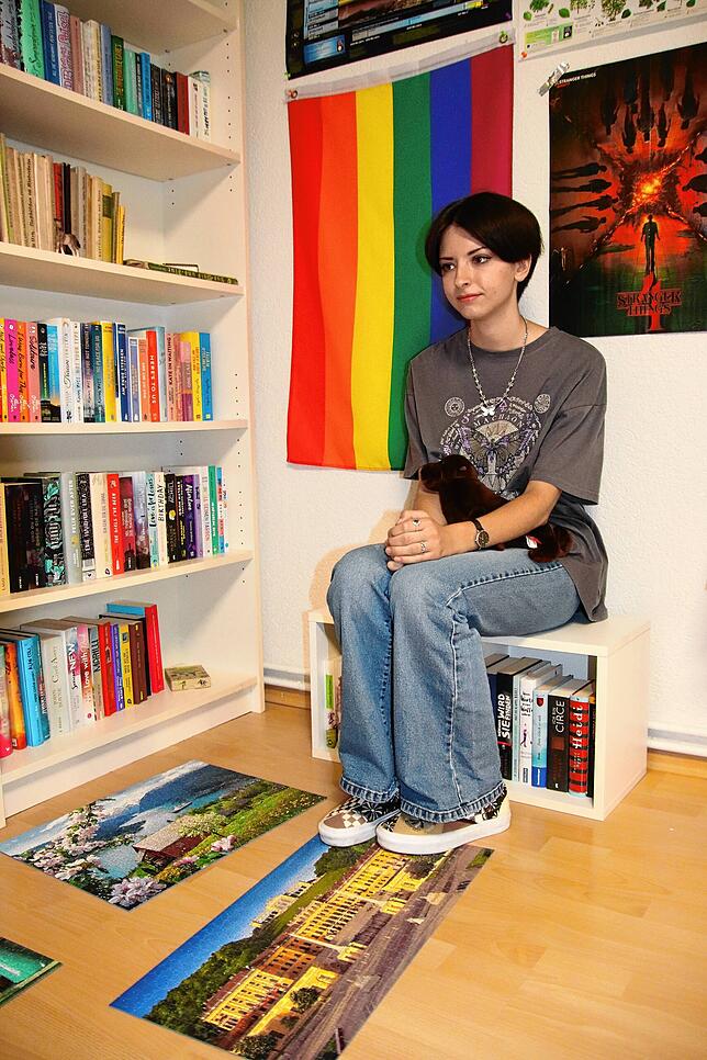 Janis in ihrem äußerst aufgeräumten Zimmer: Die 17-Jährige aus Hilzingen liebt Puzzle, Bücher und Kuscheltiere.
