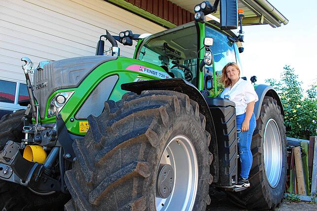 Schon in frühen Jahren lernt Leni Held mit dem Traktor zu fahren. Zum 18. Geburtstag hat sie einen Kartoffelvollernter geschenkt bekommen.
