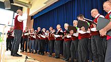 Die Chorgemeinschaft Buchheim-Thalheim unter Leitung von Rainer Hipp eröffnet das unterhaltsame Gemeinschaftskonzert im Bürgerhaus in ...