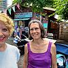 Die SÜDKURIER-Redakteurinnen Kerstin Steinert (links) und Claudia Wagner haben ihre Mittagspause in der Kulturschranke in Petershausen ...
