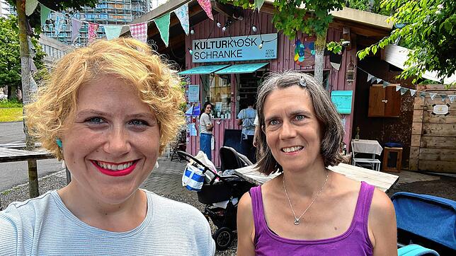 Die SÜDKURIER-Redakteurinnen Kerstin Steinert (links) und Claudia Wagner haben ihre Mittagspause in der Kulturschranke in Petershausen ...
