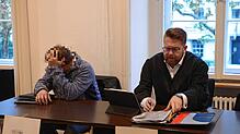 Dritter Verhandlungstag im Prozess gegen einen Physiotherapeuten aus Allensbach: Der Angeklagte (links) wird von Rechtsanwalt Andreas ...