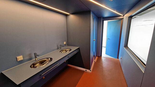 Die Toiletten wurden erneuert, es kamen Waschbecken und Duschen hinzu. Nun fehlen noch Kleinigkeiten wie Haken und Spiegel. Die ...