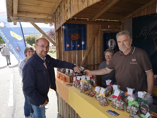Schokolade macht glücklich (von links): Gabi und Gerhard Müller erleben bei Elvira und Max Kreutter Träume aus Schokolade.