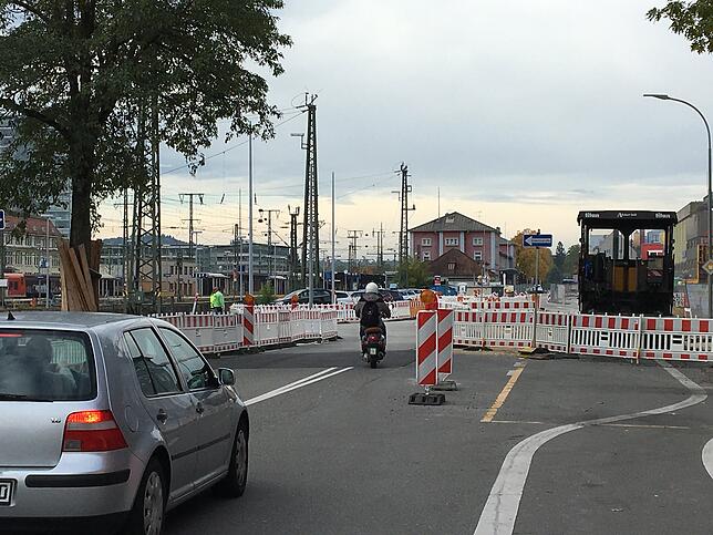 Aus Osten ist der Bahnhof in der Einbahnstraßenregelung erreichbar. Wer auf die Bahnhofsparkplätze fahren möchte, der muss sich vor den ...