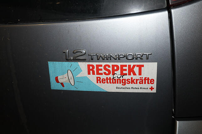 Respekt gegenüber Rettungskräften. Was eigentlich selbstverständlich sein sollte, ist nicht immer der Fall.