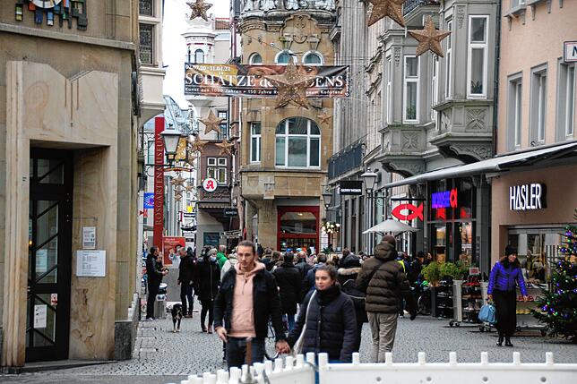 Am Nachmittag kamen immer mehr Menschen in die Innenstadt, hier ein Blick in die Rosgartenstraße. Die Corona-Vorgaben wurden in der ...