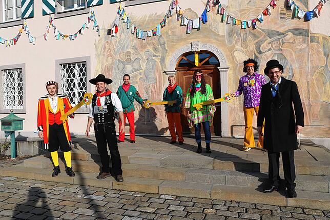 Jede der drei Brauchtumsgruppen erhielt einen Schlüssel des Rathauses von Herdwangen-Schönach, das sich nun in Narrenhand befindet (von ...