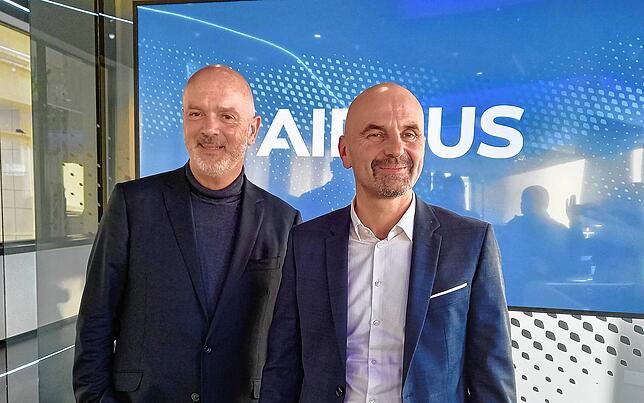 Neuer und alter Standortleiter von Airbus in Immenstaad: Andreas Lindenthal (links) und Dietmar Pilz. Der promovierte ...