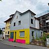 Bruchreif und seit kurzem bunt eingefärbt: In Markdorf fragt man sich, was es mit dem ominösen Haus in der Hauptstraße auf sich hat.
