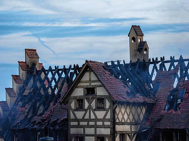 Bild 14: Nach dem Großbrand in Konstanz: Der Einsatz geht in seine zweite Nacht