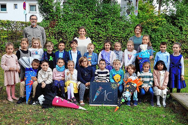 Klassenlehrerin Silke Hangebrock (Mitte), Referendarin Sarah Kalt (r.) und Sonderpädagoge Volker Prinz (l.) kümmern sich um diese ...