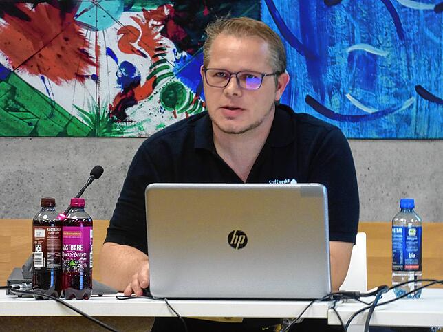 Philipp Stiegeler von den Stadtwerken Bad Säckingen erläuterte vor dem Gemeinderat den Abschlussbericht zur kommunalen Wärmeplanung.