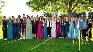 Die jungen Damen und Herren freuen sich in ihrer festlichen Garderobe über einen wichtigen, erfolgreichen Lebensabschnitt. Fotos: ...